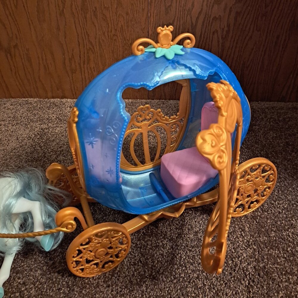 Disney Princess Cinderella’s Rolling Carriage & Horse with Brushable Mane & Tail - Picture 7 of 9
